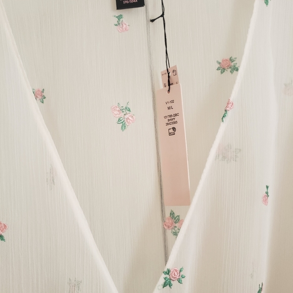 NWT VS Beautiful Sheer Robe🌹 - Picture 5 of 8